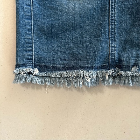 Sweet Wanderer Form Fitting Button Front Frayed Jean Skirt Size Medium. - Picture 7 of 11